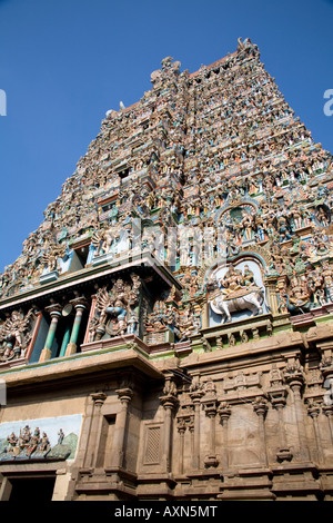 Un gopuram, Temple Meenakshi, Madurai, Tamil Nadu, Inde Banque D'Images