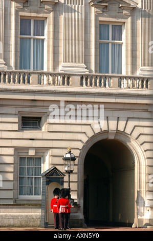 Protège-pieds devant le palais de Buckingham, résidence officielle de la reine Elizabeth II à Londres, Royaume-Uni Banque D'Images