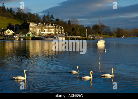 Auberge de Jeunesse Ambleside surplombant le lac Windermere à Waterhead, Parc National de Lake District, Cumbria, Angleterre, Royaume-Uni Banque D'Images