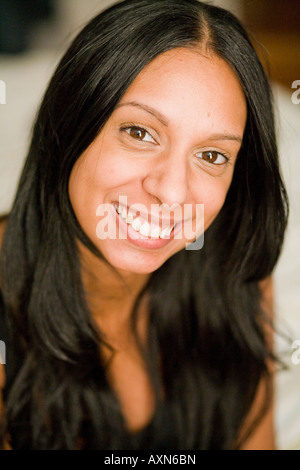 Jeune femme avec de longs cheveux noirs, smiling, Portrait, hispaniques, afro-américaines d'Amérique latine, Latina, l'ascendance, l'Heureux Banque D'Images