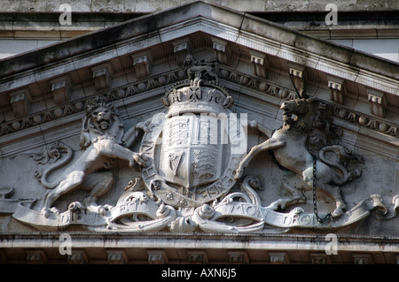 Close up sur relievo ornement au-dessus de l'entrée au palais de Buckingham à Londres, Royaume-Uni Banque D'Images