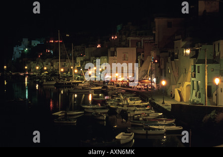 Italie Procida soir vue sur le village de pêcheurs de Marina di Corricella Banque D'Images