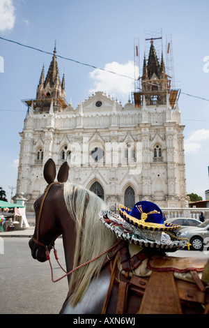 Hobby horse touristique et sombreros par cathédrale en El Salvador Santa Ana Banque D'Images