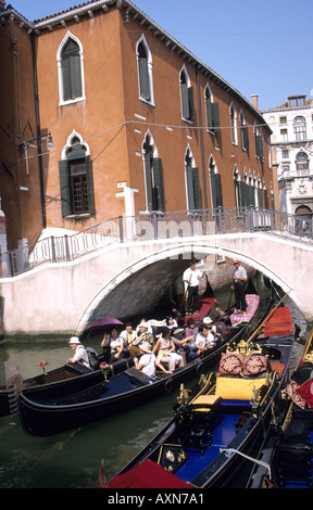 Les touristes profiter d'une balade en gondole le long des canaux de Venise,Italie Banque D'Images