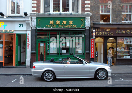 Voiture de luxe en face de Yung's restaurant Chinatown à Londres Banque D'Images