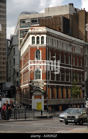Immeuble sur rue et Farringdon street St Bride croisée à Londres, Royaume-Uni Banque D'Images