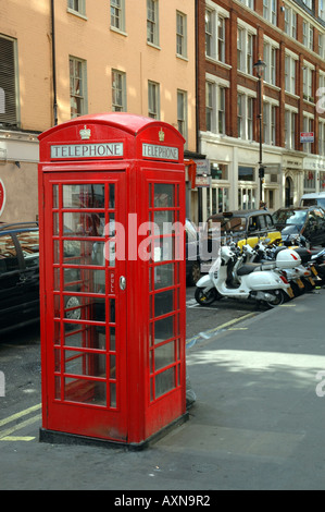 Cabine téléphonique traditionnel rouge à Londres, Royaume-Uni Banque D'Images