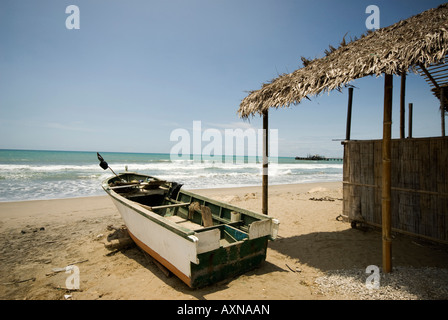 Toit de chaume restaurants le long de la ruta del sol côte du Pacifique, l'Equateur en Amérique du Sud avec bateau de pêche Banque D'Images
