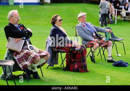 À en juger les jeux des Highlands de concours de danse écossaise à l'assemblée annuelle de collecte de Braemar près de Balmoral en Écosse de la région de Grampian Banque D'Images