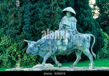 Statue de bronze de la Chine ancienne, philosophe taoïste Lao-tseu équitation un bœuf dans la région de Duffryn Gardens, South Glamorgan, Pays de Galles, Royaume-Uni Banque D'Images