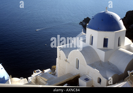 Donnant sur la caldeira à l'églises au dôme à l'oai Santorini Cyclades Grèce Banque D'Images