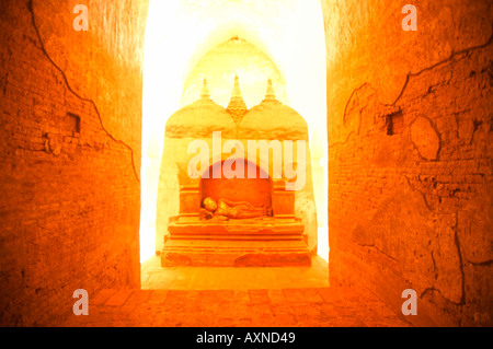 Un bouddha couché dans un ancien temple Birmanie Bagan Banque D'Images