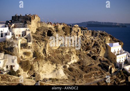 Les observateurs de coucher du soleil à Oia sur la pointe nord de l'île de Santorin Cyclades Grèce Banque D'Images