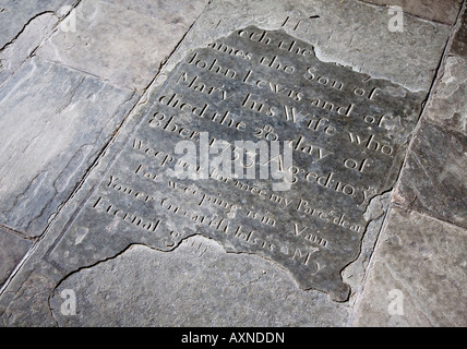 Pierre tombale brisée avec des détails perdus de l'inscription en marbre de boucher Abbey Wales UK Banque D'Images