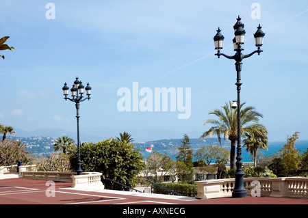 Vue mer depuis la terrasse du Casino de Monte-Carlo Riviera Italienne côte, Bordighera et drapeau national de Monaco, Europe Banque D'Images