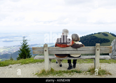 Senior adult couple assis sur un banc Banque D'Images