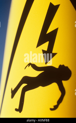 L'électricité jaune signe avec l'homme emblématique d'être électrocuté et avec ciel bleu derrière Banque D'Images