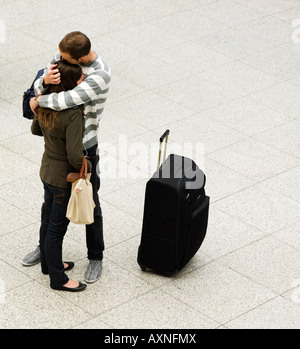 Couple de dire au revoir à la gare Eurostar Banque D'Images