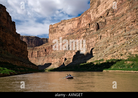 Kiley Miller et John Rzeczycki rafting sur le fleuve Colorado à Cataract canyon Utah Banque D'Images