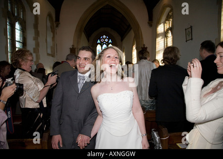 Heureux couple marche dans l'allée de l'église paroissiale d'Anglais Banque D'Images