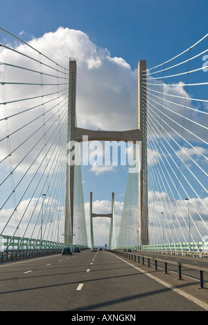 Close up vertical vue du Second Severn Bridge [ail] groesfan hafren aka le Prince de Galles Bridge (Pont Tywysog Cymru) traverser la Severn estua Banque D'Images