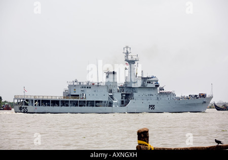 La marine indienne Sukanya de patrouille de classe INS Sukanya P55 sur un estuaire au Kerala Backwaters Cochin Cochin Kerala Inde du Sud Banque D'Images