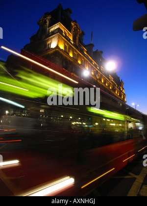 London bus rouge se précipiter devant le Ritz Hotel Piccadilly Londres au crépuscule Banque D'Images