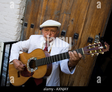 Guitare Mariachi Mexicain joueur joue au festival de bénédiction des animaux Banque D'Images