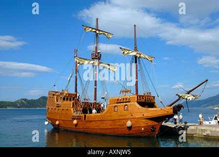 Galleon réplique Tirena sur une croisière autour de l'îles Elaphite en mer Adriatique dans le port sur l'île de Kolocep Banque D'Images