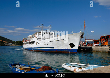 Traversier de l'île elaphites Postira approches le quai dans le port de Donje Celo sur la petite île de Kolocep en Croatie Banque D'Images