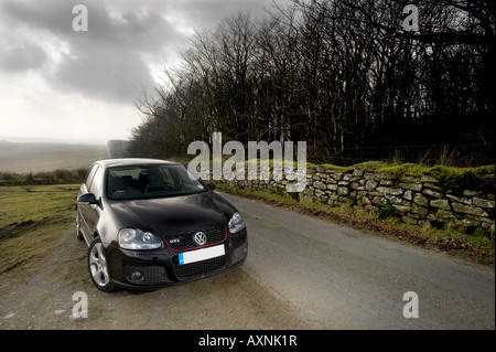 2007 Mark 5 VW Volkswagen Golf GTI Turbo voiture noir éclairé par les flashes flash au coucher du soleil 5 roues en alliage alliages porte voiture théâtre Banque D'Images