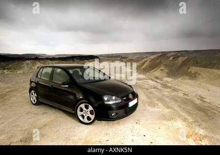 2007 Mark 5 VW Volkswagen Golf GTI Turbo noir éclairé par les flashes flash au coucher du soleil 5 roues en alliage alliages porte voiture théâtre Banque D'Images