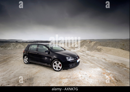 2007 Mark 5 VW Volkswagen Golf GTI Turbo noir éclairé par les flashes flash au coucher du soleil porte cinq roues en alliage alliages carrière voiture théâtre Banque D'Images