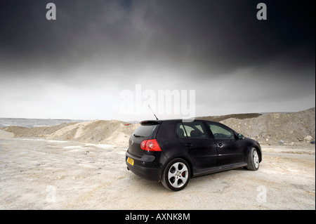 2007 Mark 5 VW Volkswagen Golf GTI Turbo noir éclairé par les flashes flash au coucher du soleil 5 roues en alliage alliages porte voiture théâtre motori Banque D'Images