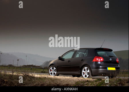 2007 Mark 5 VW Volkswagen Golf GTI Turbo noir éclairé par les flashes flash au coucher du soleil 5 roues en alliage alliages porte voiture théâtre motori Banque D'Images