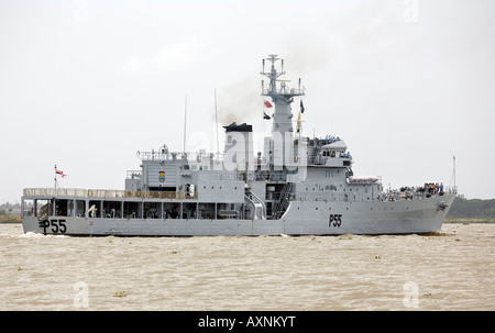 La marine indienne Sukanya de patrouille de classe INS Sukanya P55 sur un estuaire au Kerala Backwaters Cochin Cochin Kerala Inde du Sud Banque D'Images