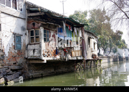 Descendre côté eau maison le long du canal historique de Suzhou, Chine Banque D'Images