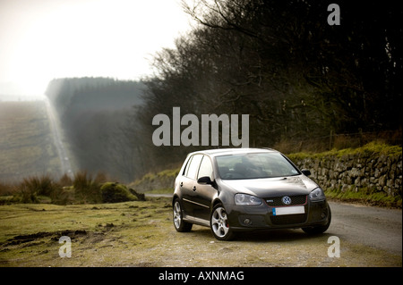 2007 Mark 5 VW Volkswagen Golf GTI Turbo voiture noir éclairé par les flashes flash au coucher du soleil 5 roues en alliage alliages porte voiture théâtre Banque D'Images