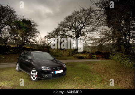 2007 Mark 5 VW Volkswagen Golf GTI Turbo voiture noir éclairé par les flashes flash au coucher du soleil 5 roues en alliage alliages porte voiture théâtre Banque D'Images