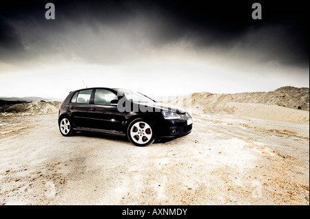 2007 Mark 5 VW Volkswagen Golf GTI Turbo noir éclairé par les flashes flash au coucher du soleil porte cinq roues en alliage alliages drame tempête voiture Banque D'Images