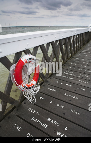 Noms gravés sur la rénovation Yarmouth Pier sur l'île de Wight Banque D'Images