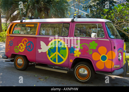 Vintage VW bus hippie sur une rue à Clearwater, en Floride Banque D'Images