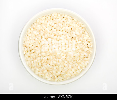 Risotto Arborio le riz dans un bol blanc Banque D'Images