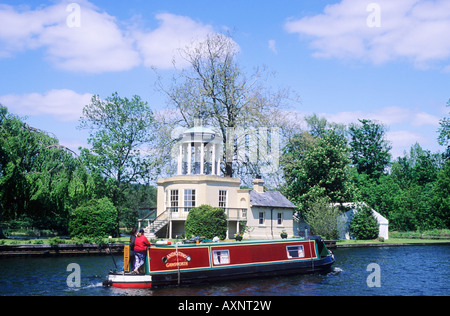 Bateau péniche étroite rouge Temple Island River Thames Henley Bucks Buckinghamshire England UK vacances loisirs à flot Banque D'Images