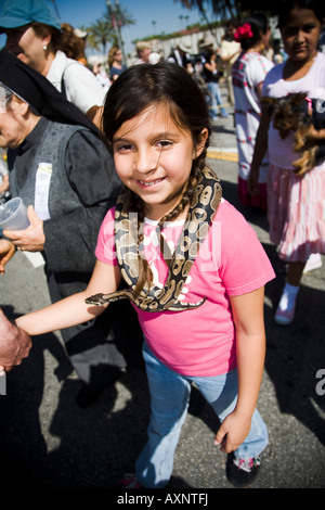 Fille vêtue de son serpent Bénédiction des animaux festival Olvera Street Downtown Los Angeles Banque D'Images