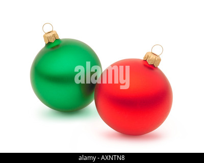 Paire de bille de verre rouge et vert les boules de Noël sur fond blanc Banque D'Images