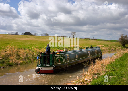 Bateau étroit sur la jambe de Wendover du Grand Union canal sur une journée au début du printemps Banque D'Images