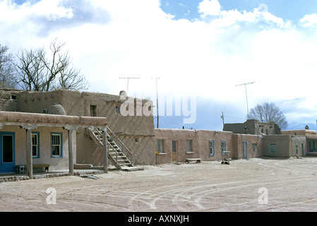 Vue de l'ancien adobe et des bâtiments en pierre de San Juan Pueblo Indien Ohkay Owingeh Banque D'Images