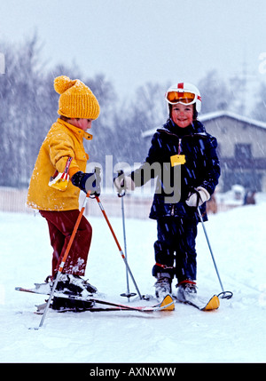 0217 skieurs de l'enfant dans une tempête de neige Tirol Autriche Banque D'Images