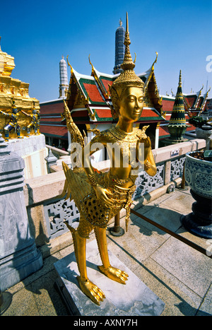 Garuda et l'architecture du temple Wat Phra Kaeo Bangkok Thaïlande Banque D'Images